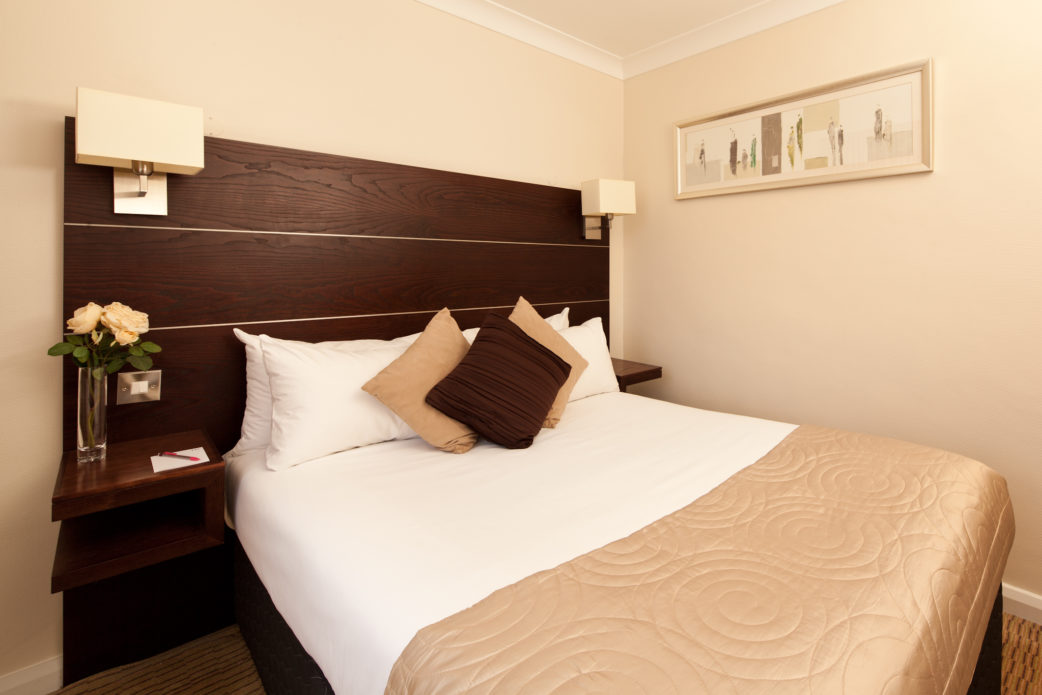 Double bed in a classic room at Mercure Bradford Bankfield Hotel