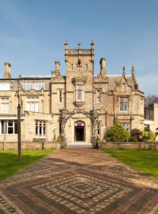 The front entrance to Mercure Bradford Bankfield Hotel